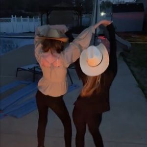 Meet your Posher, Lola